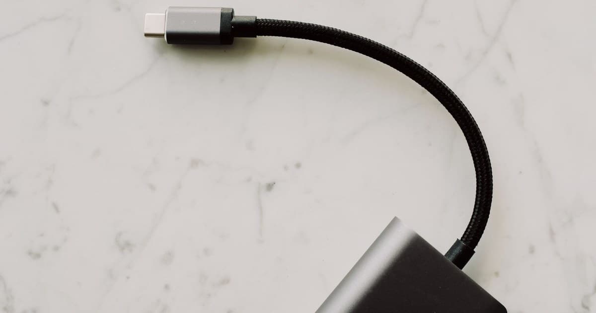 USB-C 브레이드 케이블이 검은색 알루미늄 허브에 연결된 모습
