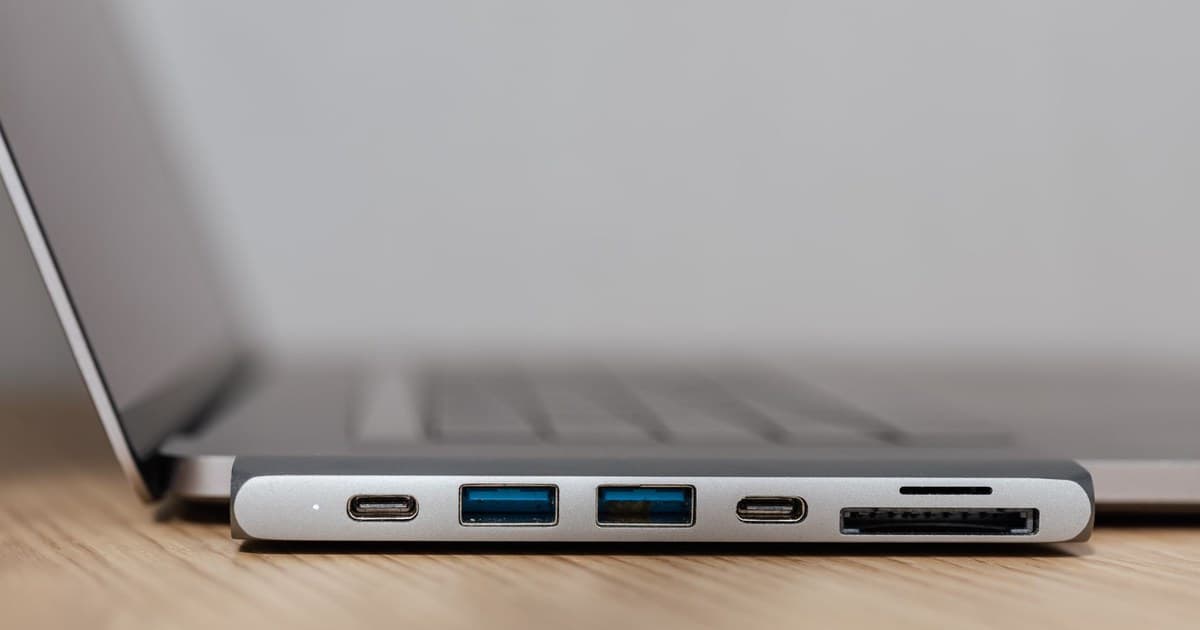 노트북에 연결된 USB 허브와 케이블