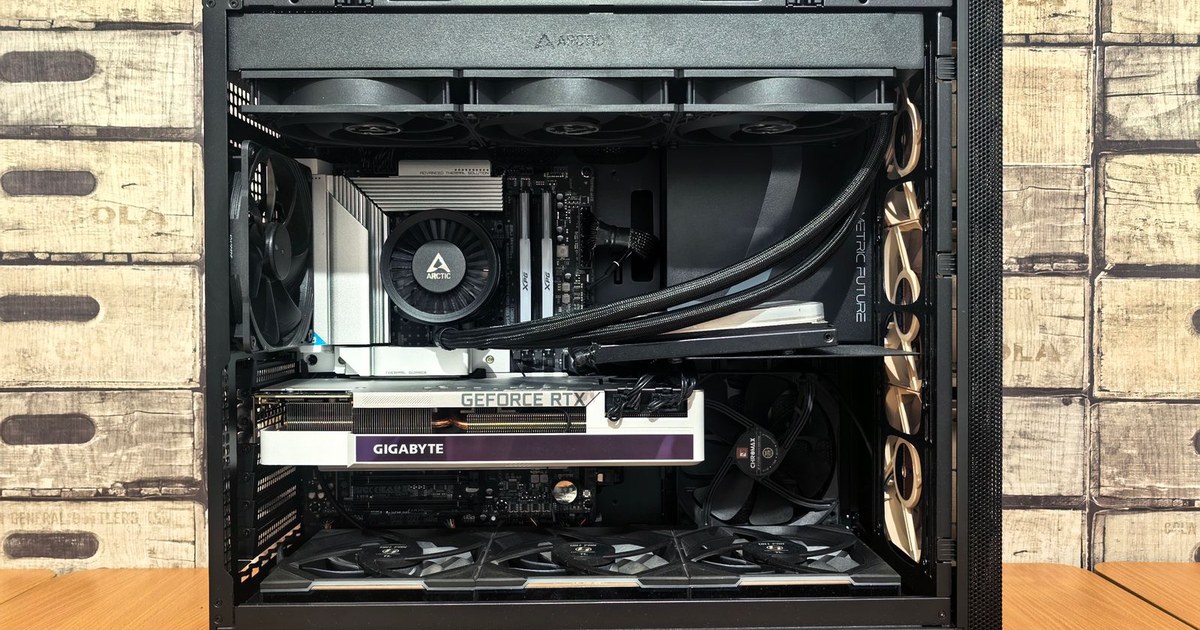 측면이 열린 데스크톱 PC 케이스 내부에 메인보드, GPU, CPU 쿨러, 수냉 튜브가 장착된 모습